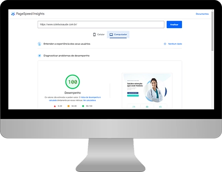 print da tela do pagespeed insights do google apresentando o desempenho do site do cliente coletivo saúde, com uma nota 100 de 100 dentro de um círculo verde e o thumbnail do site desktop no canto, em um fundo branco
