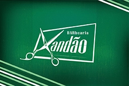 arte do cartão de visitas, em verde, com a logo no centro, em branco, com uma tesoura e o nome barbearia xandão