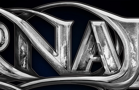 parte do nome da logo em destaque, demonstrando os detalhes das letras NA simulando metal, em tons de cinza, com um fundo preto