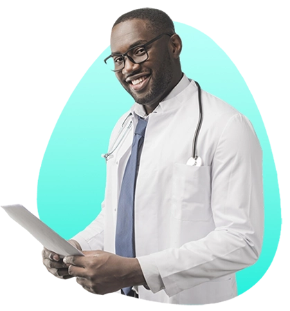 imagem de um médico de jaleco branco, com camisa branca e gravata azul por baixo, com o estetoscópio no pescoço, segurando uma prancheta branca, sorridente, sobre um fundo em degradê verde