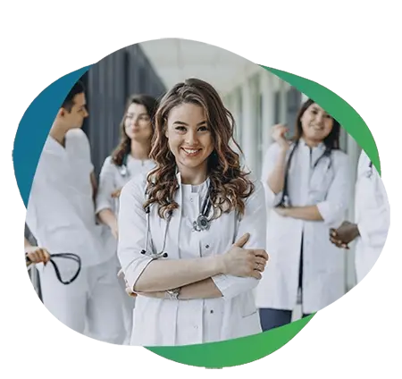 imagem com uma jovem médica sorrindo, de camisa e jaleco brancos, com estetoscópio no pescoço, de braços cruzados, com outros médicos ao fundo, também de branco, conversando, sobre um fundo azul e verde escuros