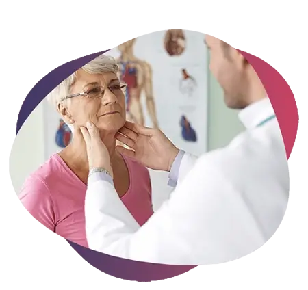 imagem de uma paciente senhora, de óculos e cabelos brancos, com camisa rosa, tendo sua garganta analisada por um médico de jaleco branco, sobre um fundo roxo e rosa