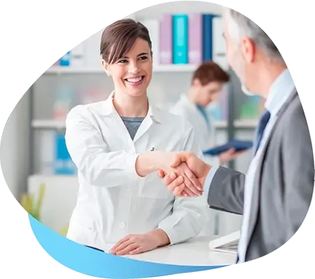 uma médica de jaleco cumprimentando um paciente de terno cinza e camisa azul, dentro de uma forma, com cores em degradê de azul