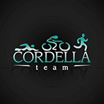 logo do cordella team com cordella em verde e branco, com o desenho de um nadador, um ciclista e um corredor em cima, também em verde e branco, e team em branco, em um fundo preto