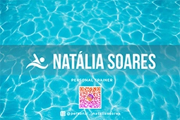imagem com a água de uma piscina e a arte de um boneco nadando em branco com o nome natália soares do lado e um qr code rosa e laranja para o perfil do instagram